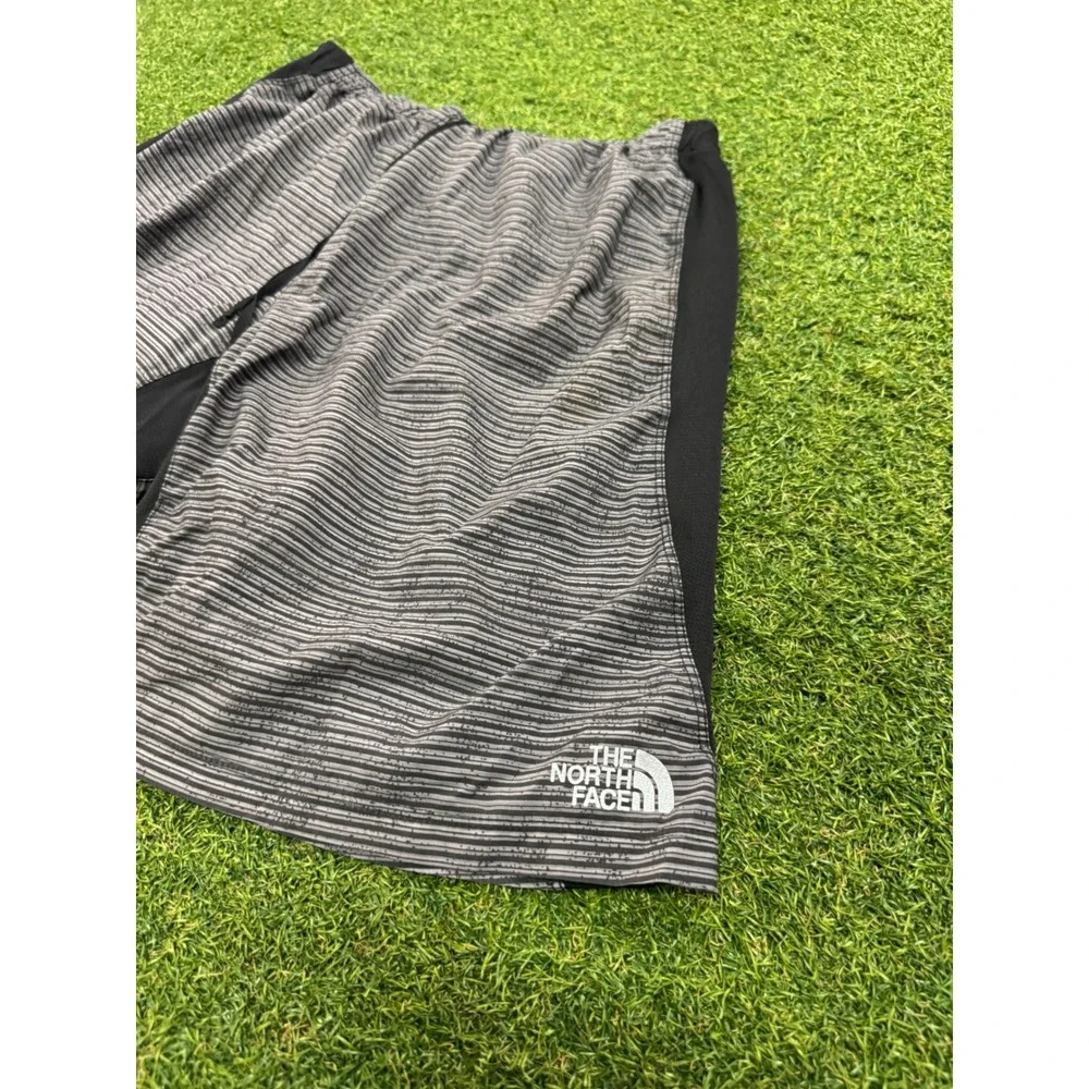 The‎ North Face Mens Grey Striped Athletic Running Shorts Medium Zipper Pocket